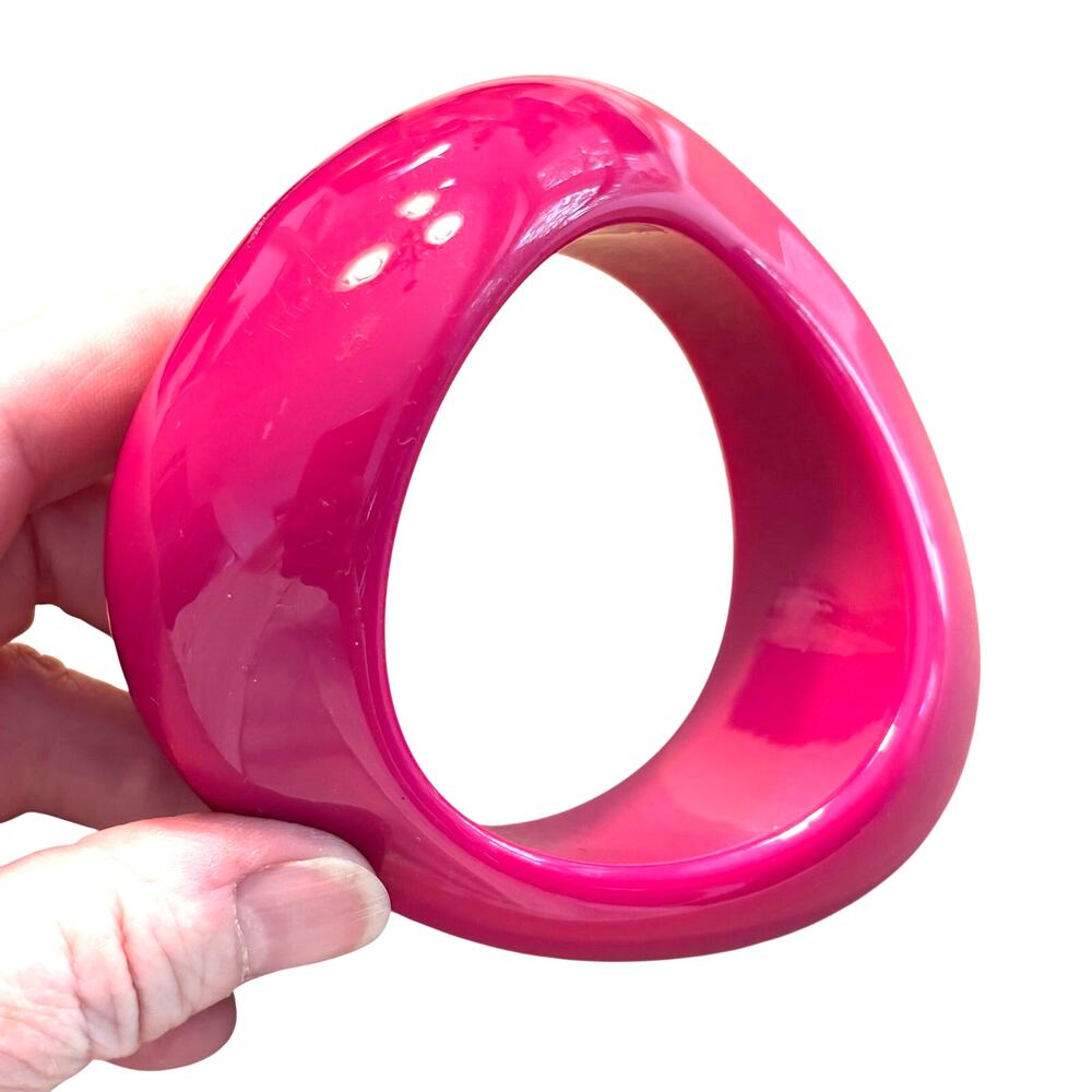 Chunky bangle bracelet Hot Pink shiny acrylic mod wavy shape 80s 90s fashion